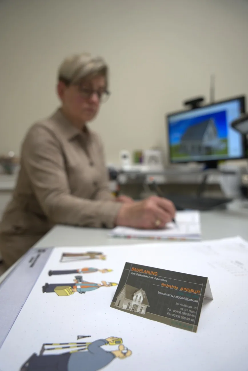 Nadeshda Jungblut bei der Bauplanung – mit 3D-Visualisierung