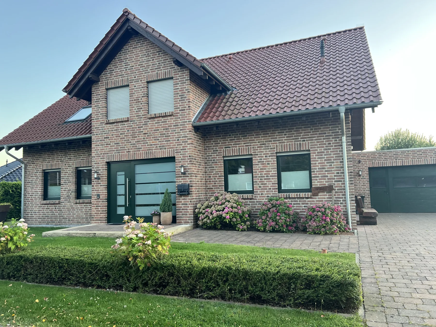 Klinker-Einfamilienhaus mit Doppelgarage