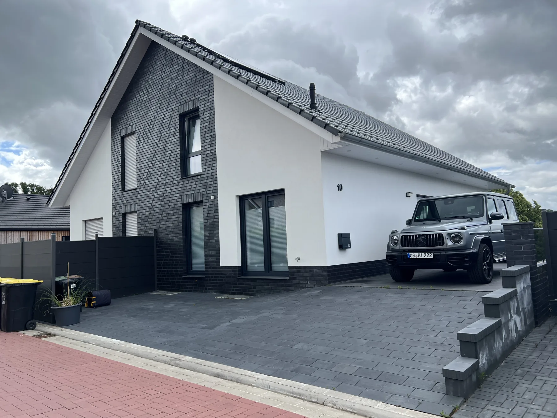 Premium-Stadtvilla mit Materialmix Klinker & Putz — 1